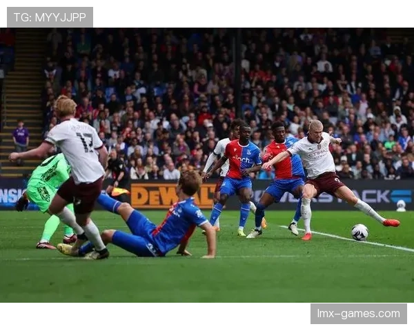 英超榜首争夺战白热化，积分胶着悬念迭起